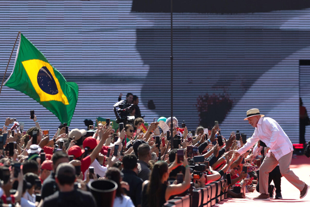 El presidente de Brasil, Luiz Inácio Lula da Silva, saluda a simpatizantes a su llegada al lanzamiento de campaña para su reelección, con el foco puesto en el combate a la violencia de género y al crimen organizado y la promesa de continuar con los programas sociales, este domingo, en el Estadio Primero de Mayo en São Bernardo do Campo (Brasil) EFE/ Isaac Fontana