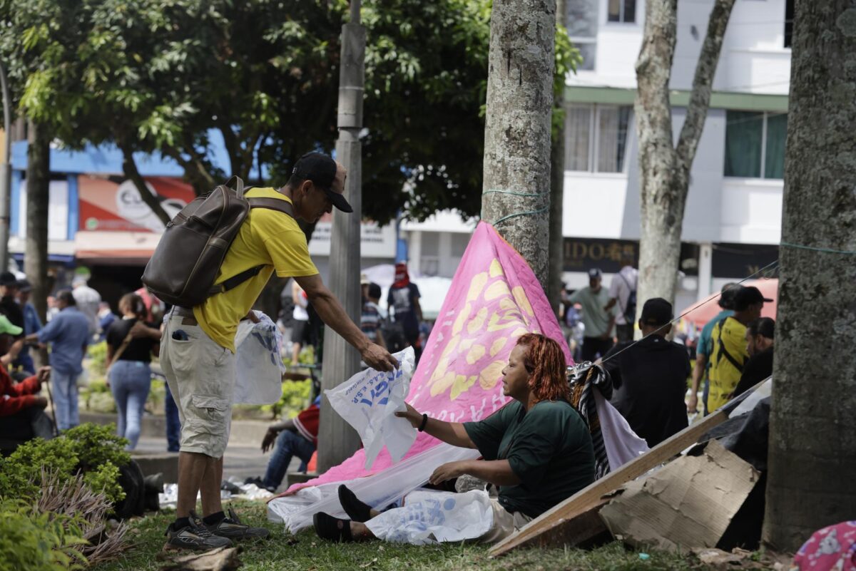 Damnificados por el terremoto de magnitud 7,4 que sacudió a Colombia, descansan en el parque La Libertad este miércoles, en Pereira (Colombia). EFE/ Carlos Ortega