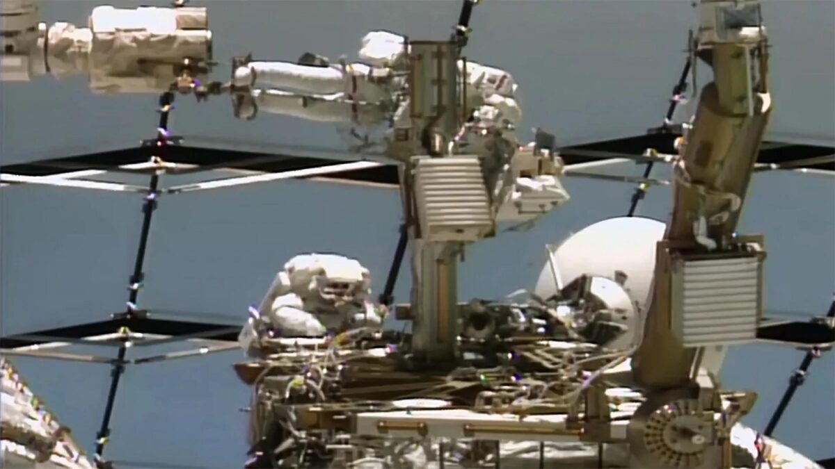 Captura de video de NASA + donde aparecen el astronauta de la NASA, el estadounidense Anil Menon (arriba) y la astronauta de la Agencia Espacial Europea (ESA), la francesa Sophie Adenot (abajo), trabajando en una antena de comunicación espacio-tierra en el exterior de la Estación Espacial Internacional (EII). EFE/NASA