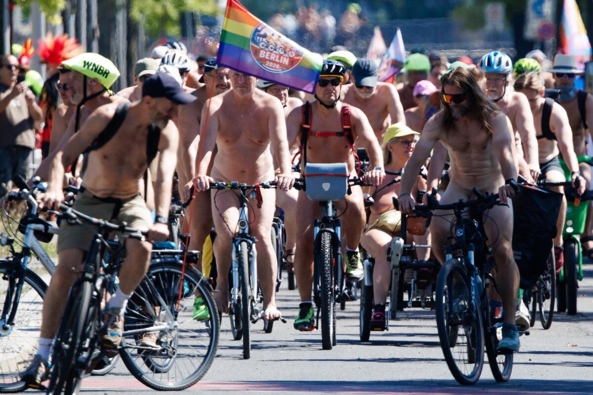 Cerca de 500 ciclistas -según cifras de la policía- recorrieron desnudos este domingo las calles de Berlín en una manifestación para promover el nudismo y sus valores. EFE/EPA/Clemens Bilan ATENCIÓN: NUDISMO