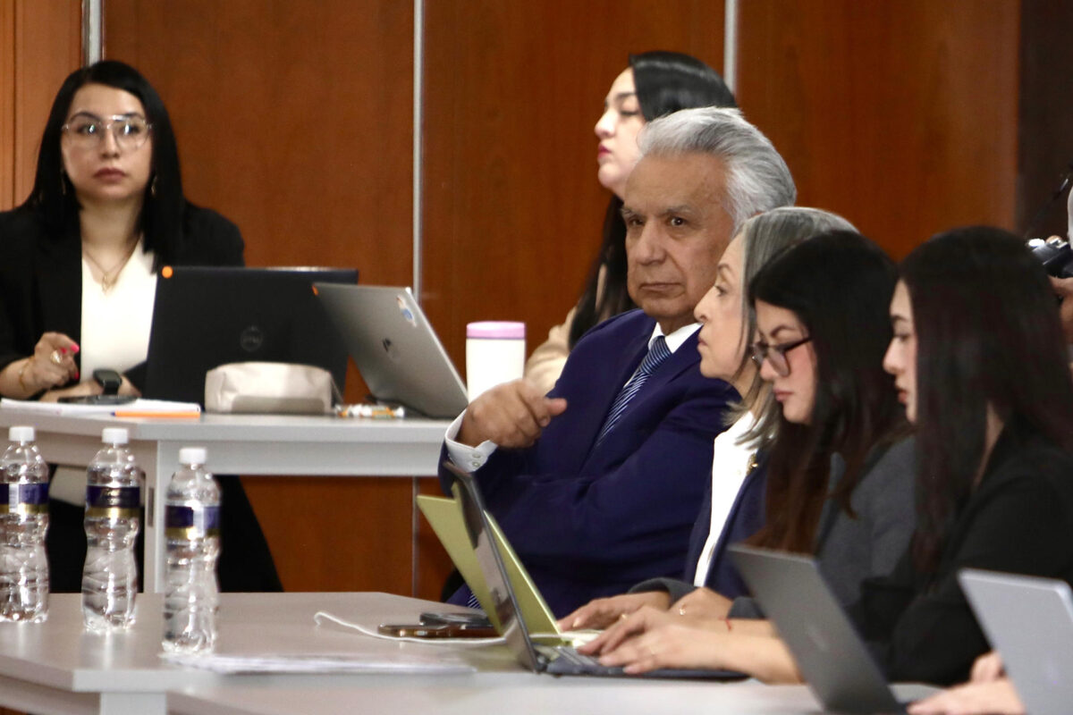 El expresidente de Ecuador Lenín Moreno (i) asiste a la audiencia en la que conocerá su sentencia en el denominado caso Sinohydro, este viernes, en Quito (Ecuador). EFE/ Gianna Benalcázar Manzano