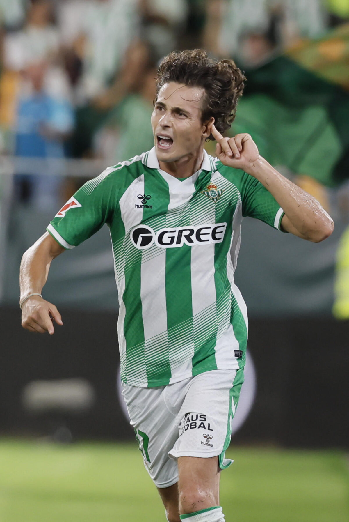 El centrocampista del Betis Rodrigo Riquelme celebra tras marcar el 1-0, durante el partido de LaLiga de fútbol que Real Betis y Real Sociedad disputan este viernes en el estadio de La Cartuja, en Sevilla. EFE/Jose Manuel Vidal