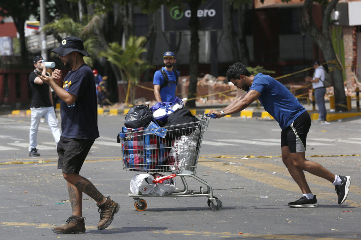 Un hombre empuja un carro de compras en una zona afectada por el terremoto de magnitud 7,4 del pasado lunes, este miércoles en Cali (Colombia). EFE/ Ernesto Guzmán Jr