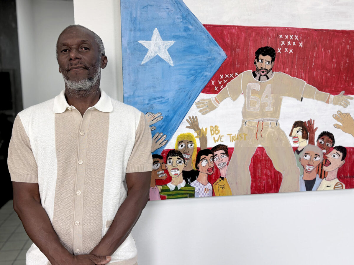 El fundador de la Galería I AM Art y curador de la exposición'Benito 100 x 35', Ángel Mathieu, posa durante una entrevista con EFE este miércoles, en la sede de la galería en San Juan (Puerto Rico). EFE/ Esther Alaejos
