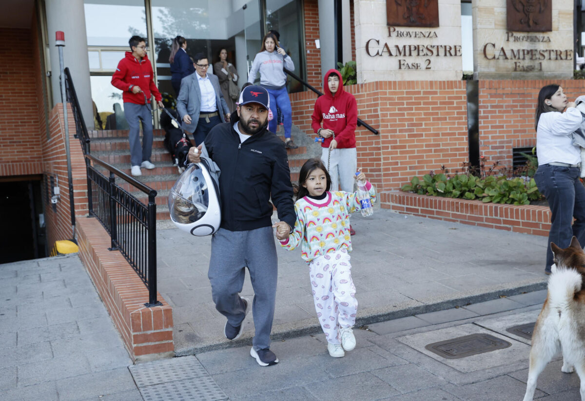 Personas evacuan edificios tras un fuerte temblor este lunes, en Bogotá (Colombia). EFE/ Mauricio Dueñas Castañeda