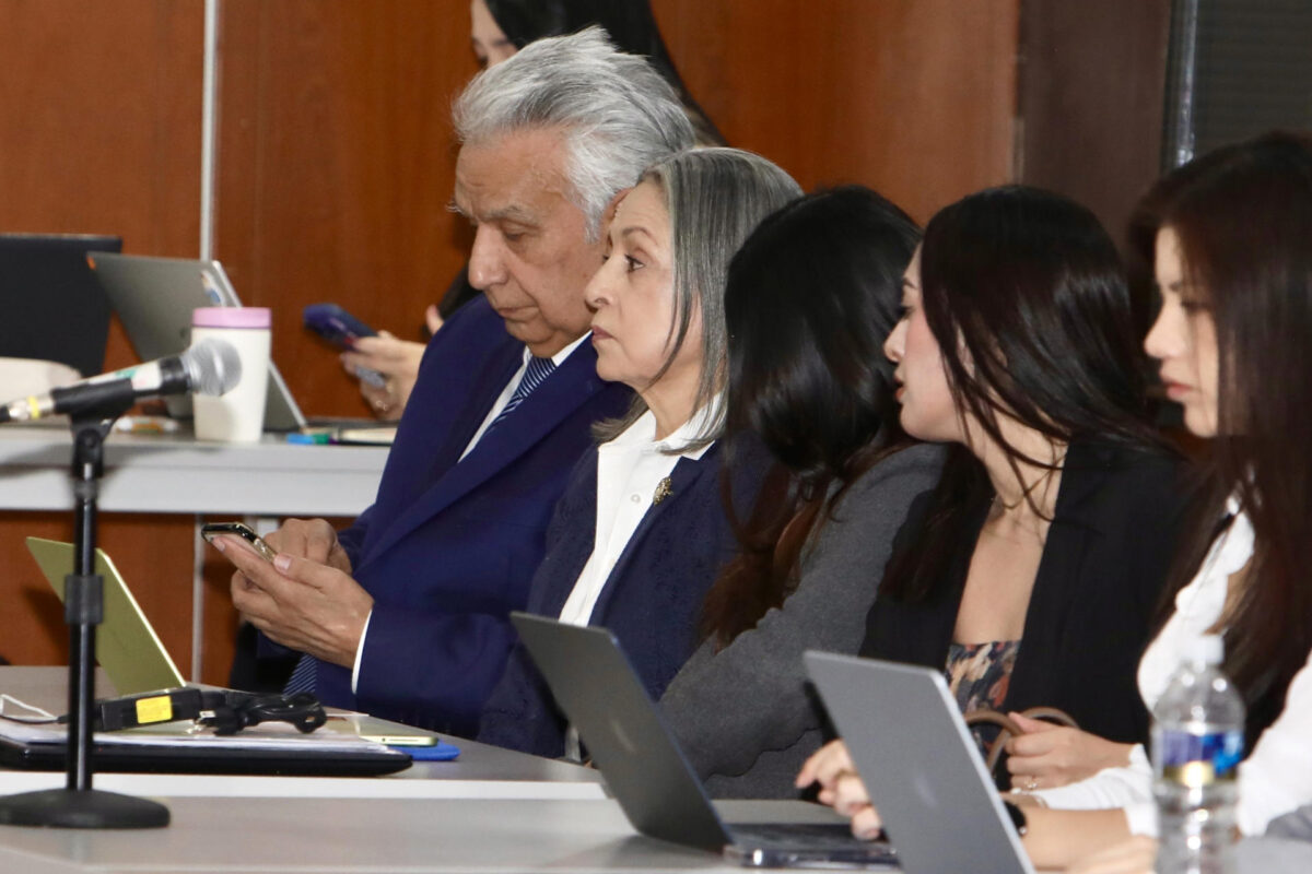 El expresidente de Ecuador Lenín Moreno (i) asiste a la audiencia en la que conocerá su sentencia en el denominado caso Sinohydro, este viernes, en Quito (Ecuador). EFE/ Gianna Benalcázar Manzano