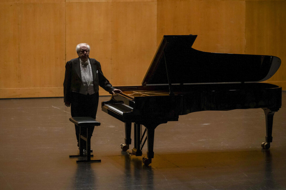 El pianista Grigory Sokolov durante su actuación este martes en el Festival Internacional de Santander. EFE/Pedro Puente