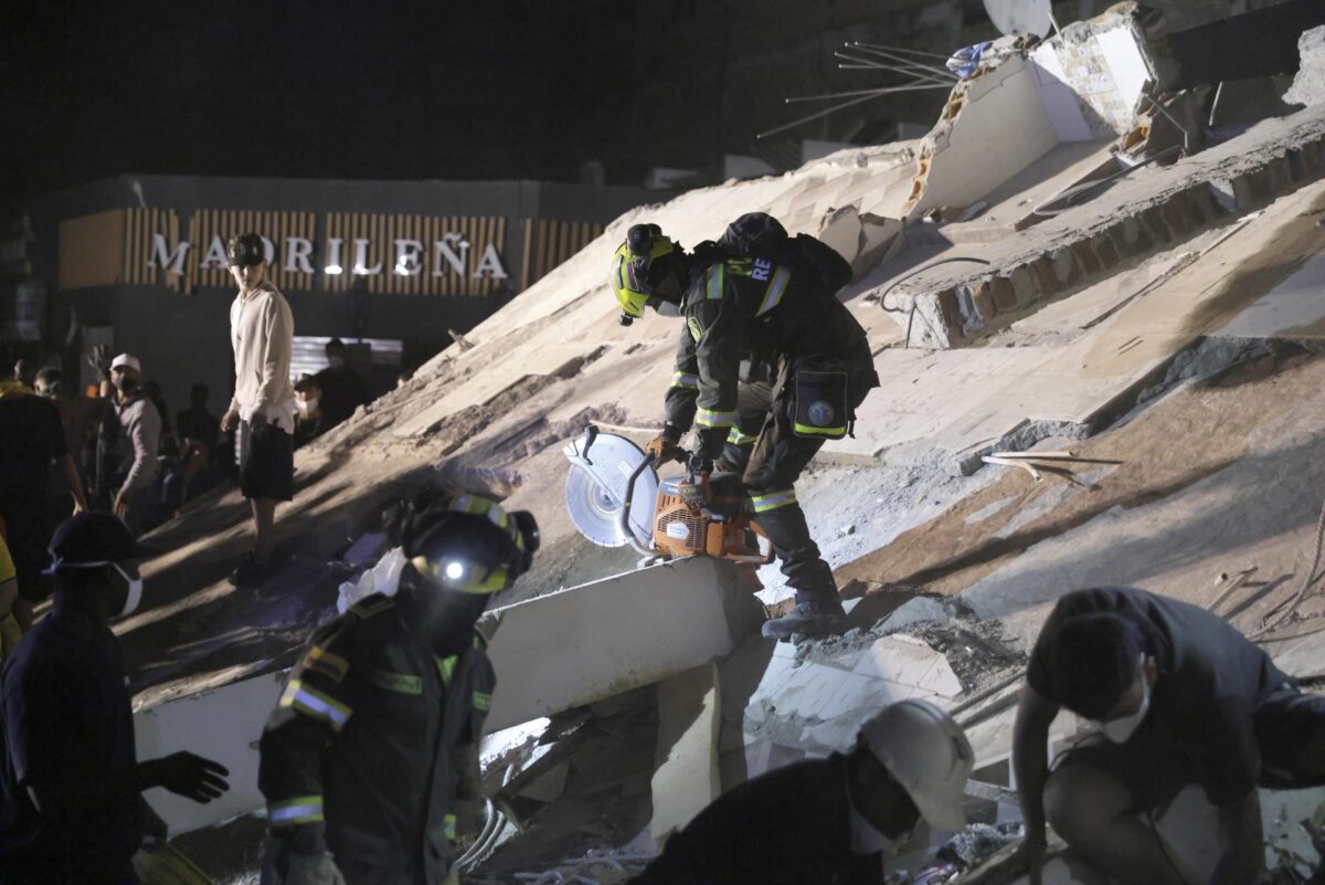 Miembros de la Policía de Búsqueda y Rescate y otras personas llevan a cabo operaciones de búsqueda en un edificio frente al Parque la Libertad, tras un terremoto de magnitud 7,4, en Pereira, Colombia, 10 de agosto de 2026. El presidente colombiano Abelardo de la Espriella afirmó que el terremoto de San José de Palmar, que sacudió la mayor parte del país, ha matado al menos a 132 personas y dejado 572 heridos. (Terremoto/sismo) EFE/EPA/CARLOS ORTEGA