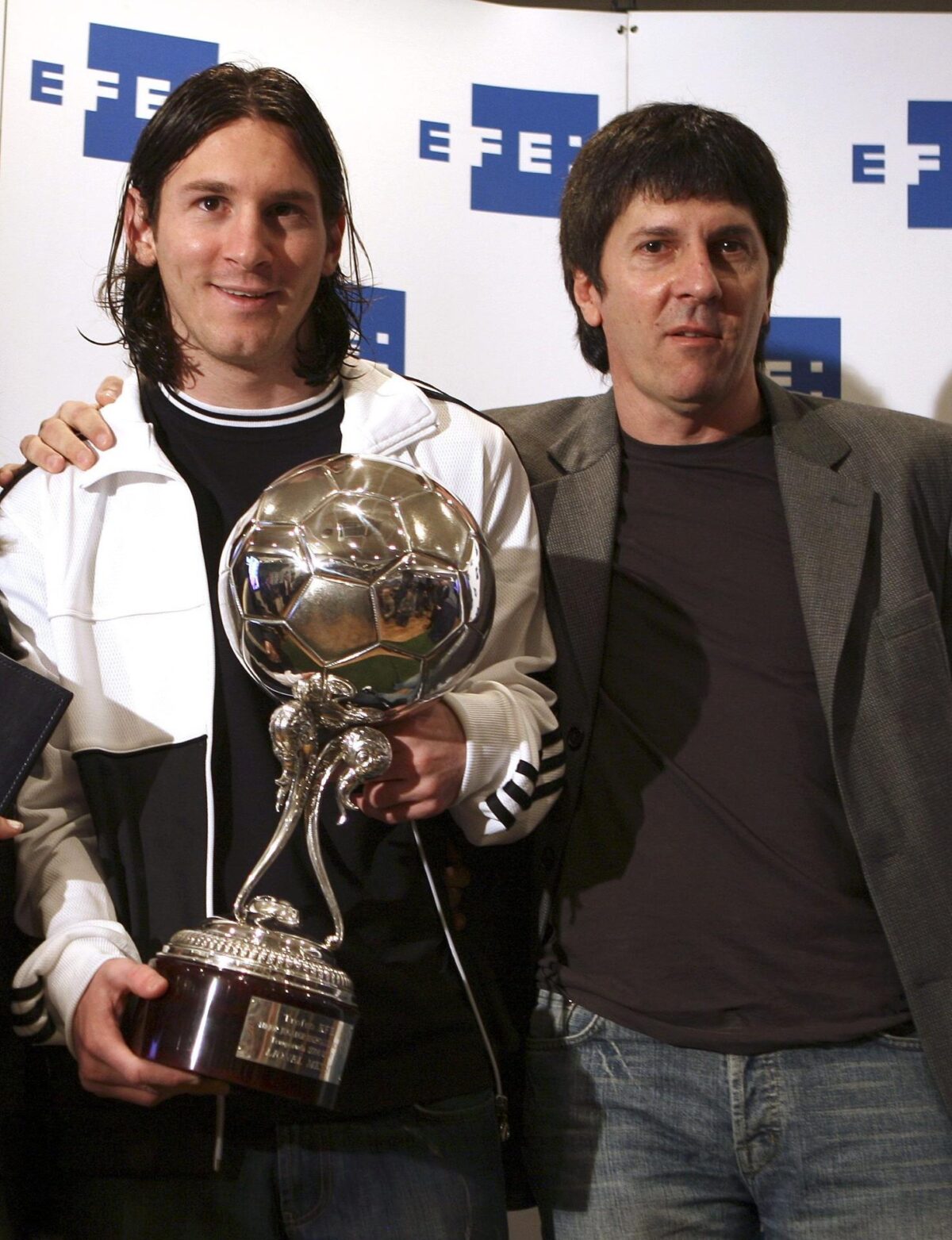 Imagen de archivo en la que el delantero argentino Lionel Messi (i) posa para los medios gráficos junto a su padre, Jorge, con el trofeo EFE al mejor futbolista iberoamericano de la temporada 2006-07 de la Liga española, en un acto celebrado este mediodía en las instalaciones del club azulgrana. EFE/Andreu Dalmau/rsa