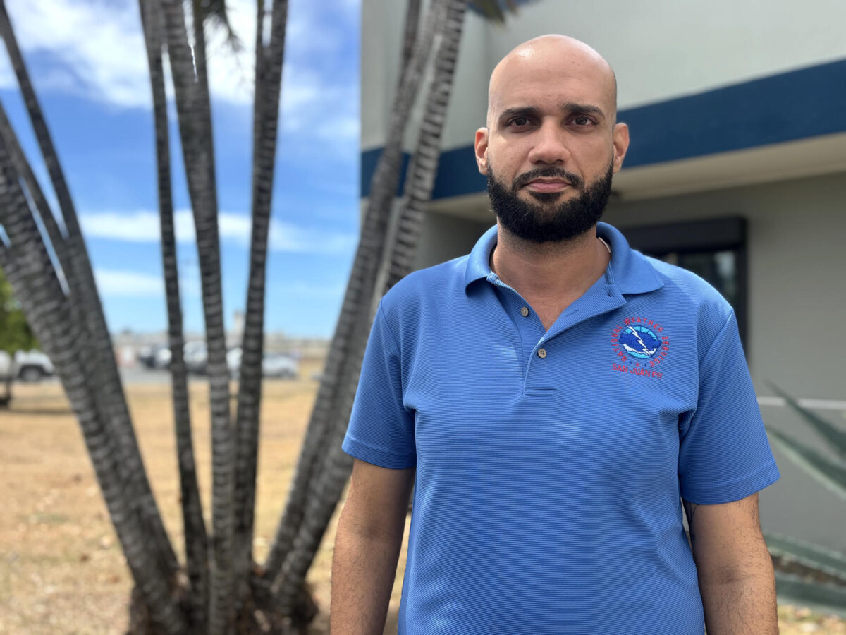 El hidrometeorólogo Emanuel Rodríguez, del Servicio Nacional de Meteorología (SNM) de Puerto Rico, fue captado el pasado 6 de agosto, al posar durante una entrevista con EFE, en la sede del organismo, en Carolina (Puerto Rico). EFE/Esther Alaejos