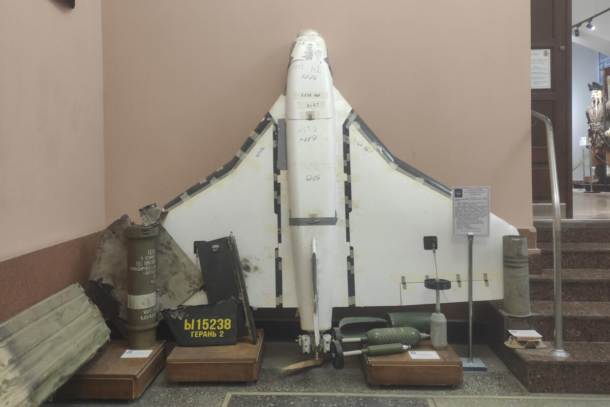 Drones rusos suicidas y de reconocimiento interceptados por el ejército ucraniano pueden ser contemplados en el Museo Militar de Leópolis. En un intento por hacer más destructivos sus ataques aéreos contra Ucrania, que desde hace algún tiempo ya no son eminentemente nocturnos, Rusia incrementa el uso de drones propulsados por motores a reacción y del Banderol, un híbrido entre un misil y un vehículo aéreo no tripulado. EFE/ Rostyslav Averchuk