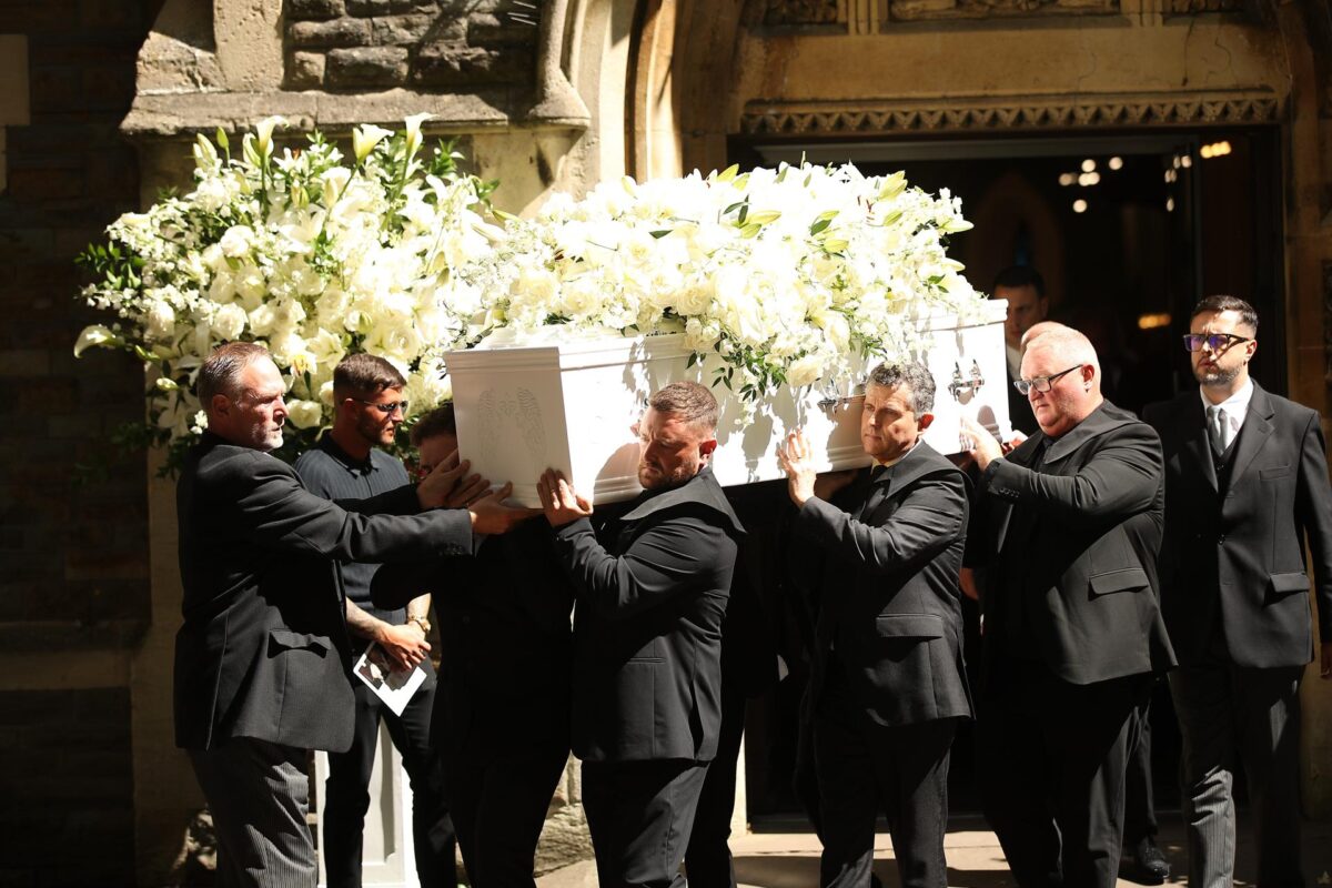 - El féretro de la cantante galesa Bonnie Tyler es sacado tras una celebración de la vida en la iglesia de St Mary, Swansea Minster, Gales, Gran Bretaña, el 17 de agosto de 2026. Los restos de Tyler serán devueltos a su ciudad natal de Skewen, Neath Port Talbot para un servicio familiar privado. Bonnie Tyler murió en un hospital de Portugal el 8 de julio de 2026, a los 75 años. (Reino Unido) EFE/EPA/DIMITRIS LEGAKIS