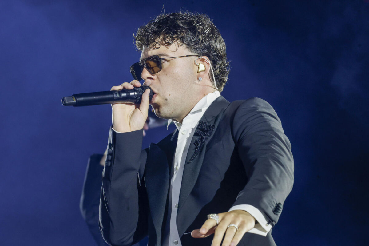 Fotografía de archivo en la que se captó al cantante español Quevedo, durante una presentación, en Las Palmas de Gran Canaria. EFE/Elvira Urquijo