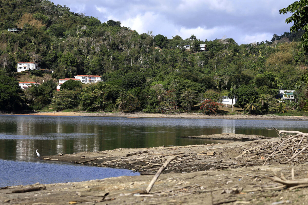 Fotografía que muestra el bajo nivel del agua en el lago Carraízo este jueves, en Trujillo Alto (Puerto Rico). EFE/Thais Llorca