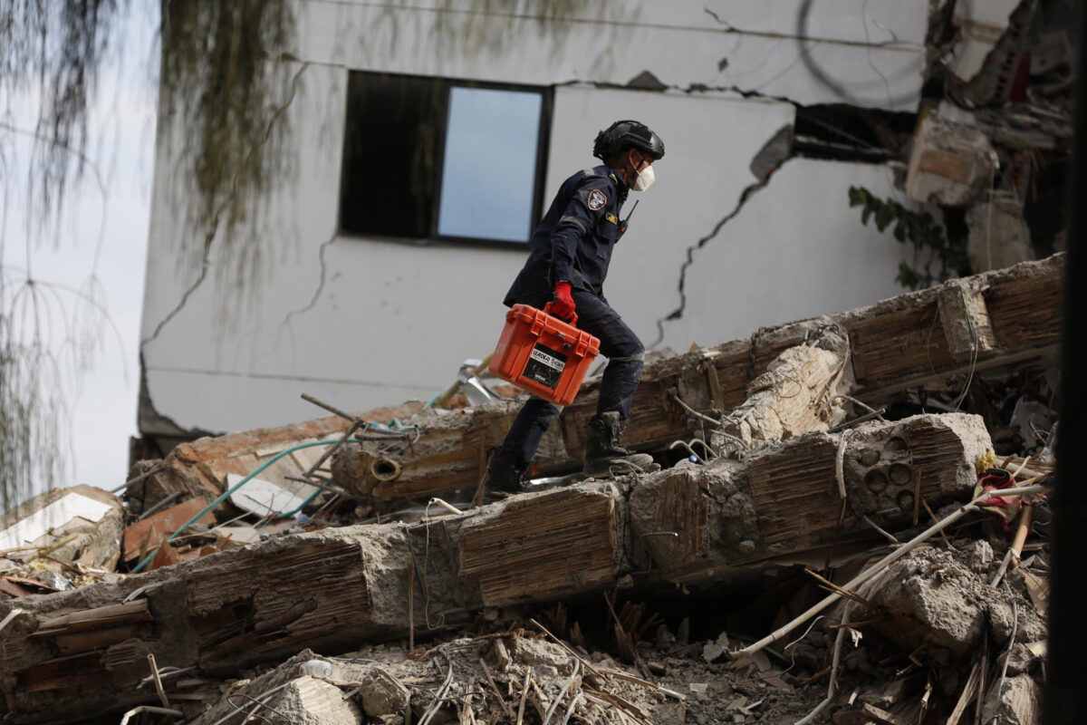 Un integrante del cuerpo de Bomberos de Cali trabaja entre escombros este miércoles, en una jornada de búsqueda y rescate en Cali (Colombia). Al menos 239 personas perdieron la vida y 3.755 sufrieron heridas por el terremoto de magnitud 7,4 que sacudió a Colombia el lunes, según datos divulgados este miércoles por la Unidad Nacional para la Gestión del Riesgo de Desastres (UNGRD). EFE/ Ernesto Guzmán Jr