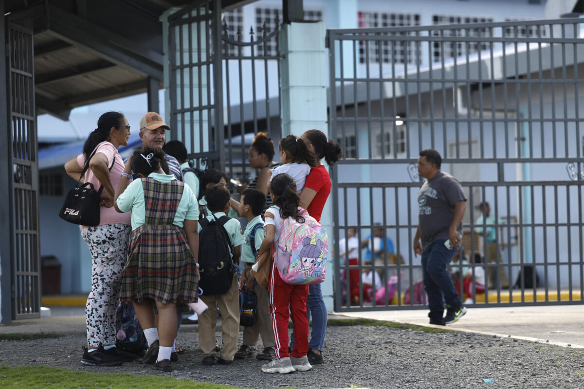 Estudiantes fueron captados este 10 de agosto al desalojar la escuela República de Costa Rica en La Chorrera (Panamá), tras un sismo con epicentro en Colombia y que también se sintió con fuerza en Panamá. EFE/Bienvenido Velasco