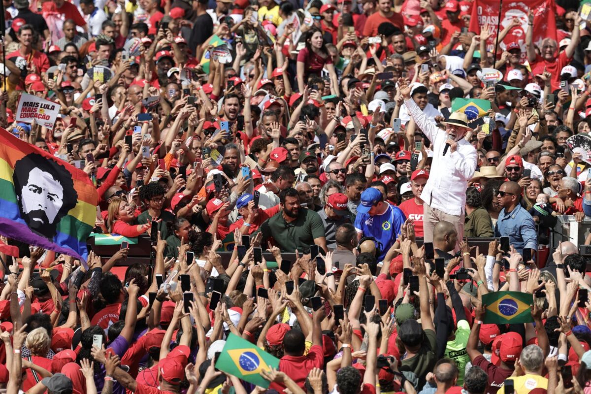 El presidente de Brasil, Luiz Inácio Lula da Silva, habla durante el lanzamiento de campaña para su reelección, con el foco puesto en el combate a la violencia de género y al crimen organizado y la promesa de continuar con los programas sociales, este domingo, en el Estadio Primero de Mayo en São Bernardo do Campo (Brasil) EFE/ Sebastiao Moreira