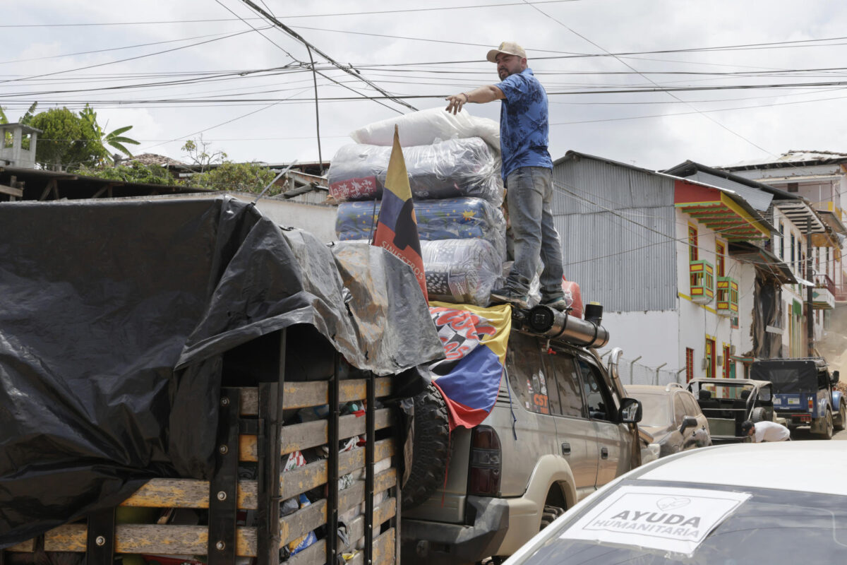 Fotografía tomada el pasado 15 de agosto de 2026 que muestra a una persona sobre un vehículo represado con ayudas humanitarias, en El Cairo (Colombia). EFE/Carlos Ortega