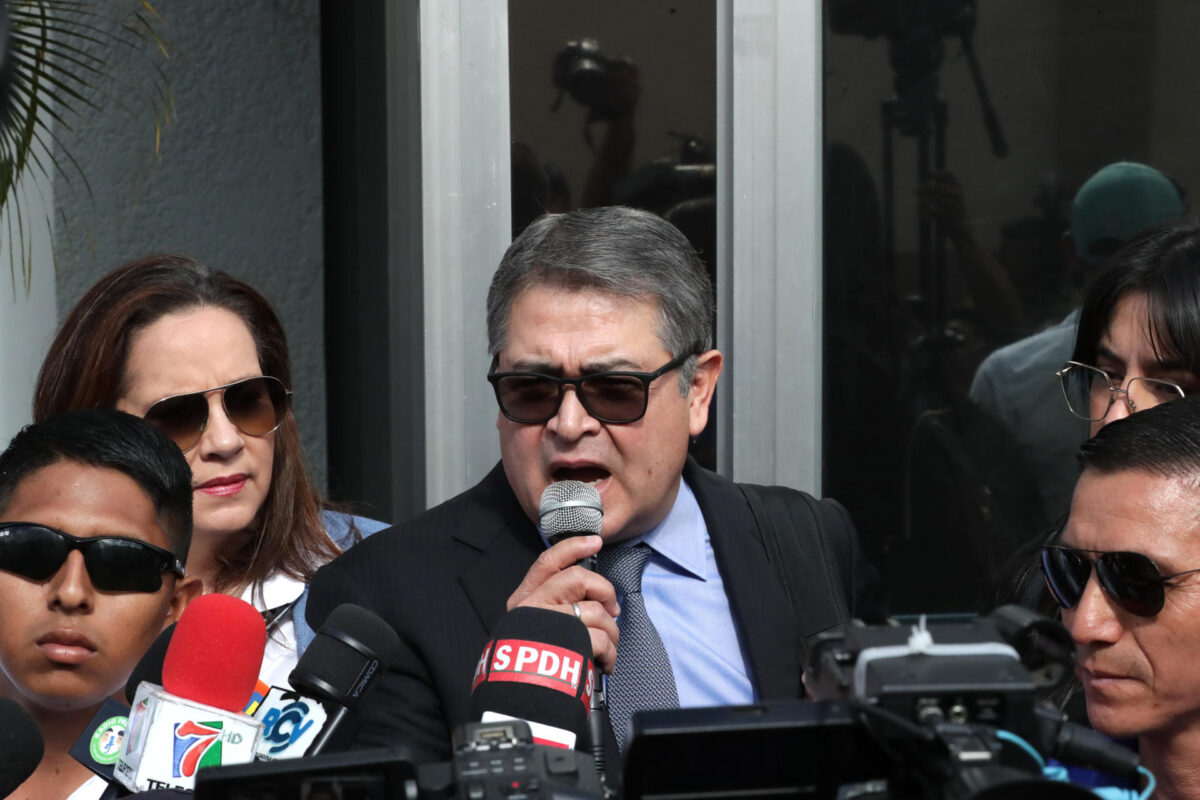 El expresidente de Honduras Juan Orlando Hernández (2014-2022) fue captado este 18 de agosto al dirigirse a simpatizantes y a periodistas, frente a la Corte Suprema de Justicia, en Tegucigalpa (Honduras). EFE/Gustavo Amador