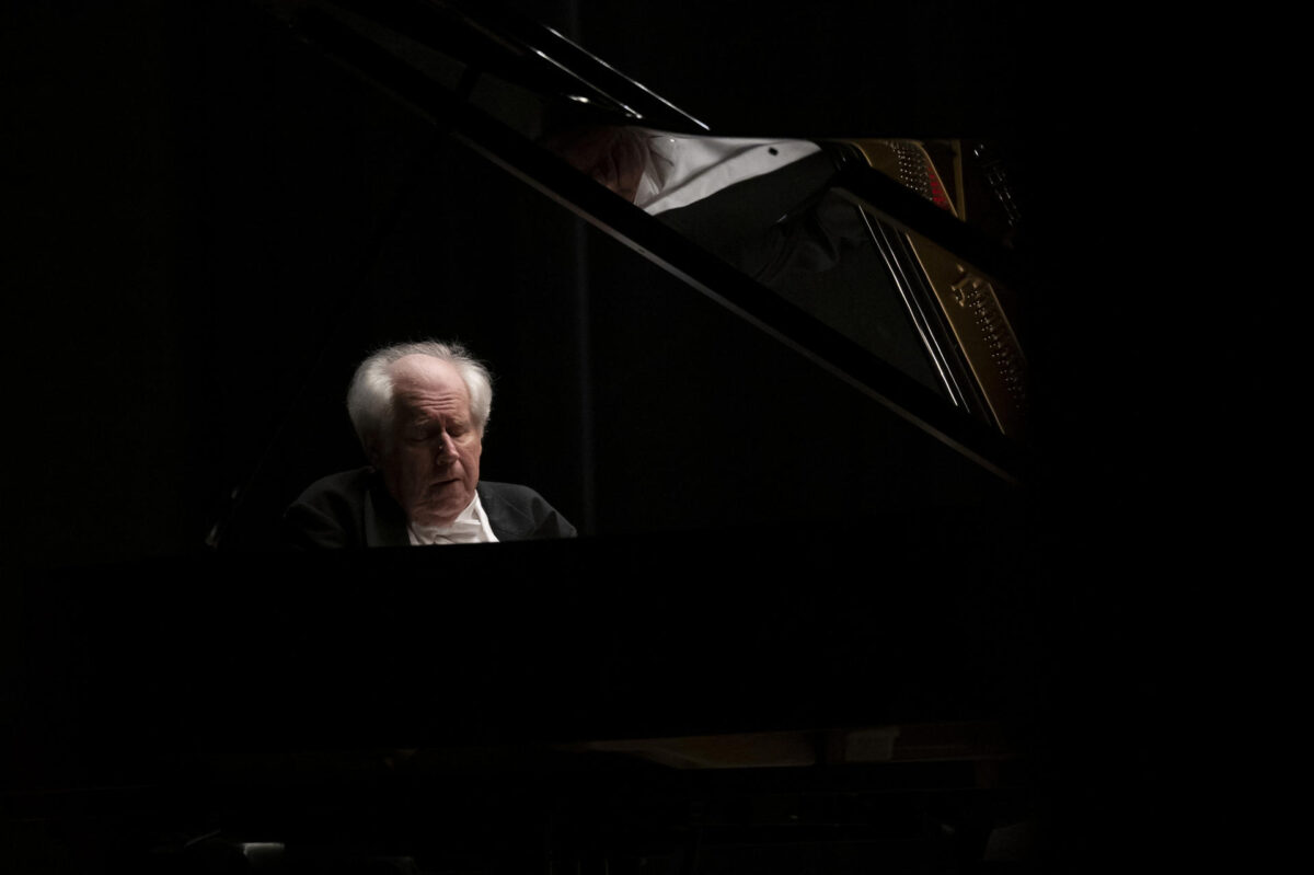El pianista Grigory Sokolov durante su actuación este martes en el Festival Internacional de Santander. EFE/Pedro Puente