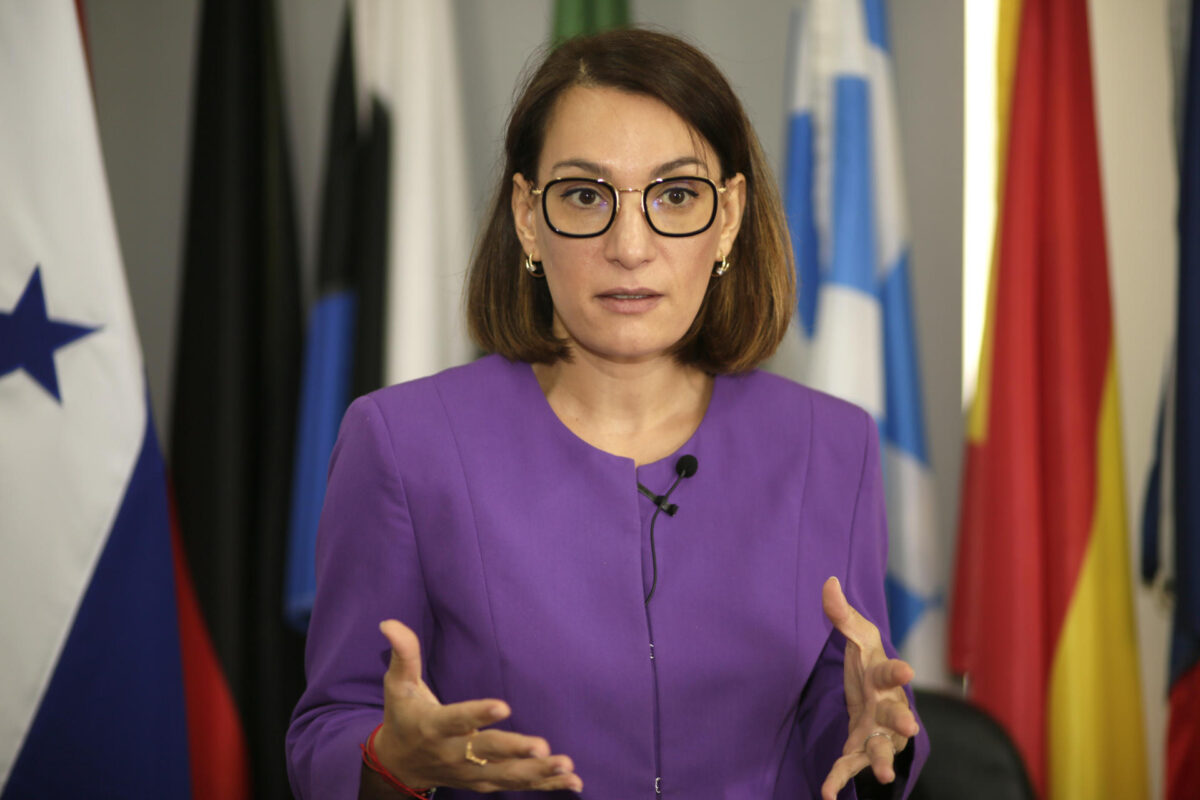 La jefa de Cooperación de la UE en Honduras, Cristina Marín, habla durante una entrevista con EFE este lunes en Tegucigalpa (Honduras). EFE/ Gustavo Amador