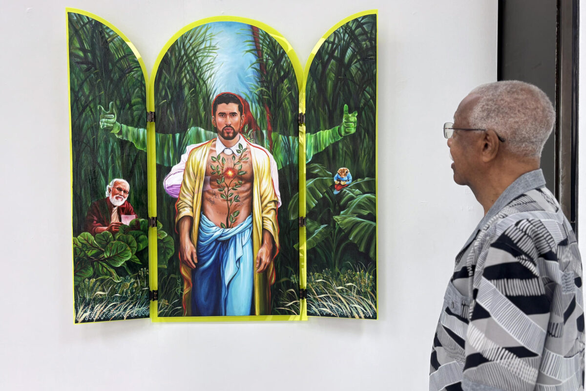 Un hombre observa una pintura inspirada en el cantante Bad Bunny durante la exposición'Benito 100 x 35' este miércoles, en la Galería I Am Art en San Juan (Puerto Rico). EFE/ Esther Alaejos