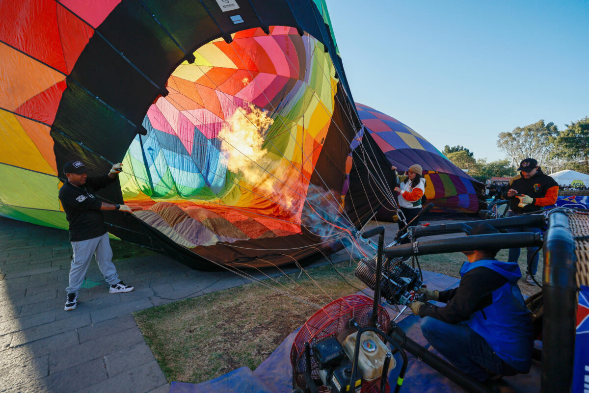 Detalle del proceso de inflar un globo aerostático, durante la V edición del Festival de Globos, este 21 de agosto, en la ciudad Mitad del Mundo, en el noroeste de Quito (Ecuador). EFE/José Jácome