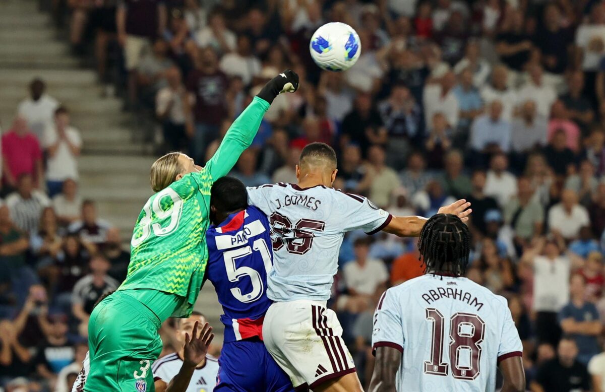 El talento del georgiano Kvicha Kvaratskhelia y de Ousmane Dembele, que acudió al rescate en la segunda parte, acentuaron el absolutismo del París Saint Germain, que ganó al Aston Villa, logró su segunda Supercopa europea seguida y agrandó el historial particular de Luis Enrique, otra vez vencedor ante su compatriota Unai Emery. EFE/EPA/ANNA SZILAGYI