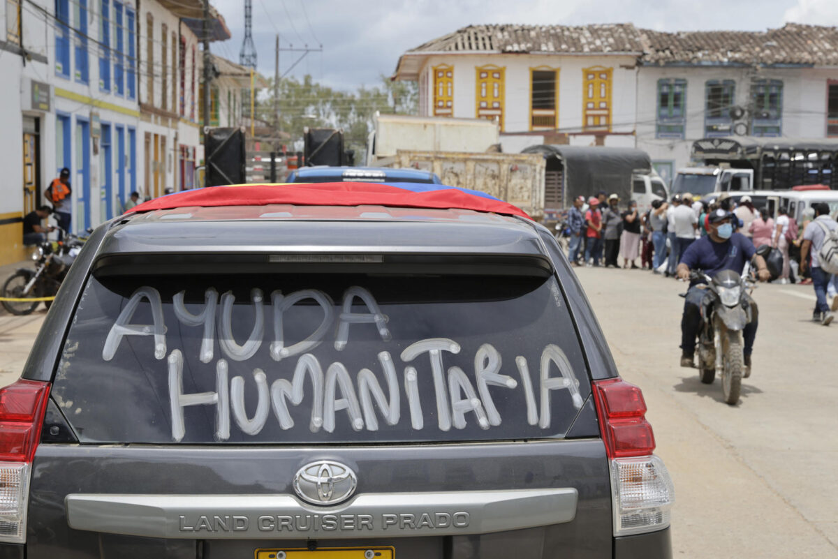 Fotografía tomada el pasado 15 de agosto de 2026 que muestra a varios vehículos represados con ayudas humanitarias, en El Cairo (Colombia). EFE/Carlos Ortega