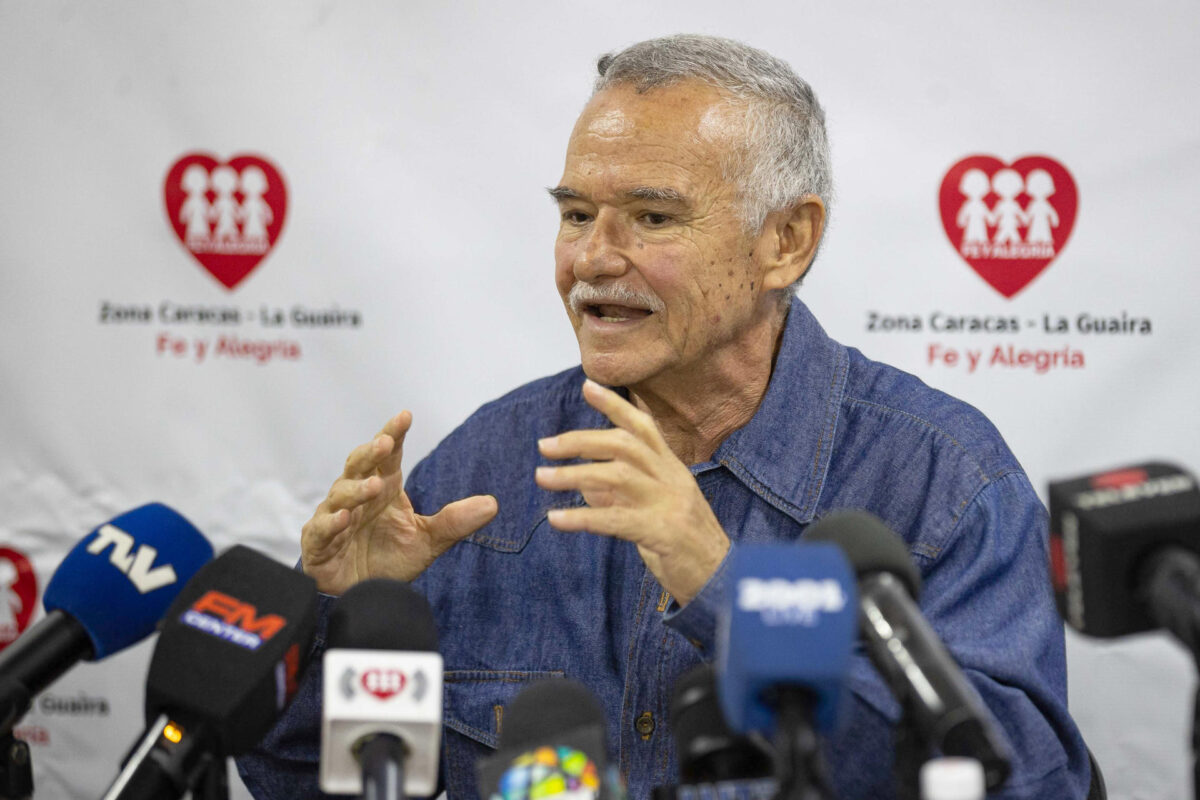 El director general del Movimiento Internacional de Educación Fe y Alegría de Fe en Venezuela, José Terán, habla durante una rueda de prensa sobre el impacto en la educación por doble terremoto. EFE/ Ronald Peña R