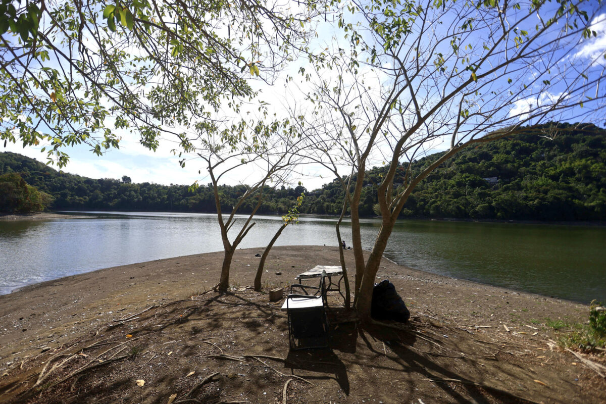 Fotografía que muestra el bajo nivel del agua en el lago Carraízo este jueves, en Trujillo Alto (Puerto Rico). EFE/Thais Llorca