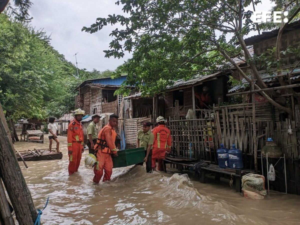 BANGKOK, 12/08/2026.- Las inundaciones de la última semana en Birmania (Myanmar) dejan un saldo de 23 fallecidos y 452.000 personas afectadas, según balances difundidos este miércoles por una coalición de ONG y de representantes de la oposición democrática del país controlado por los militares. EFE/Departamento de Bomberos de Birmania/SOLO USO EDITORIAL/SOLO DISPONIBLE PARA ILUSTRAR LA NOTICIA QUE ACOMPAÑA (CRÉDITO OBLIGATORIO)