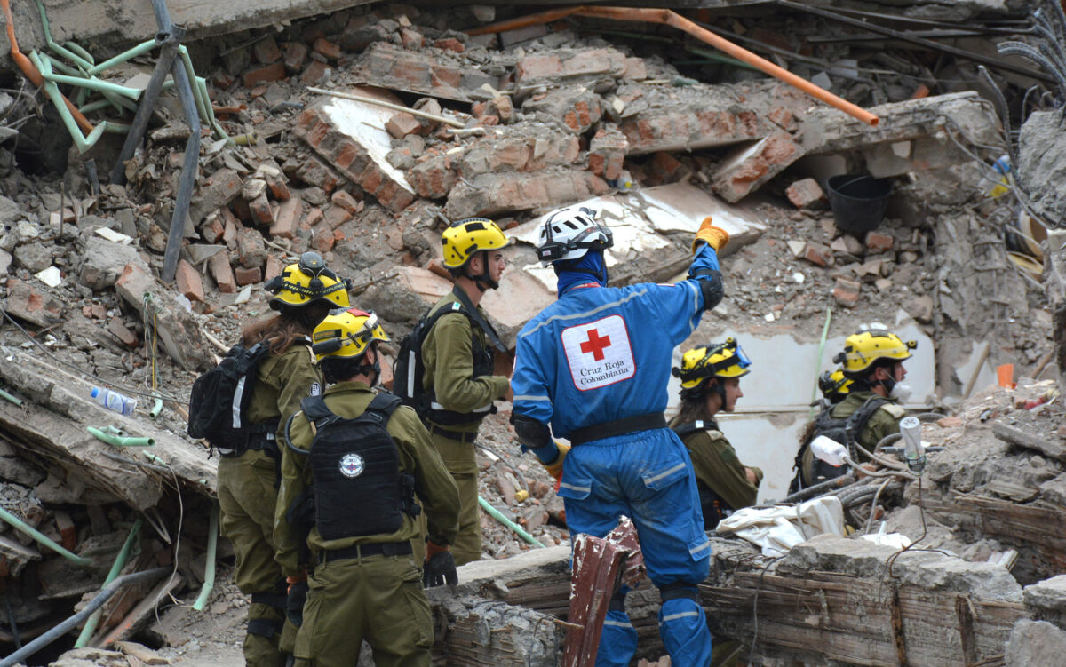 Rescatistas del Comando de Defensa Civil israelí realizan este domingo labores de búsqueda en los escombros del edificio Torres del Limonar, destruido por el terremoto del pasado lunes, en Cali (Colombia). EFE/ Mario Baos