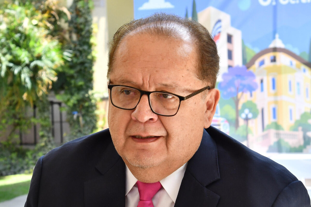 El vicerrector de la Universidad Franz Tamayo, Rolando López, dijo que la creatividad aplicada a la economía parte de "ideas interconectadas" que son la base de la innovación y pueden impulsar las transformaciones que requiere el mundo actual, este jueves durante una entrevista con EFE en Cochabamba (Bolivia). EFE/ Jorge Abrego