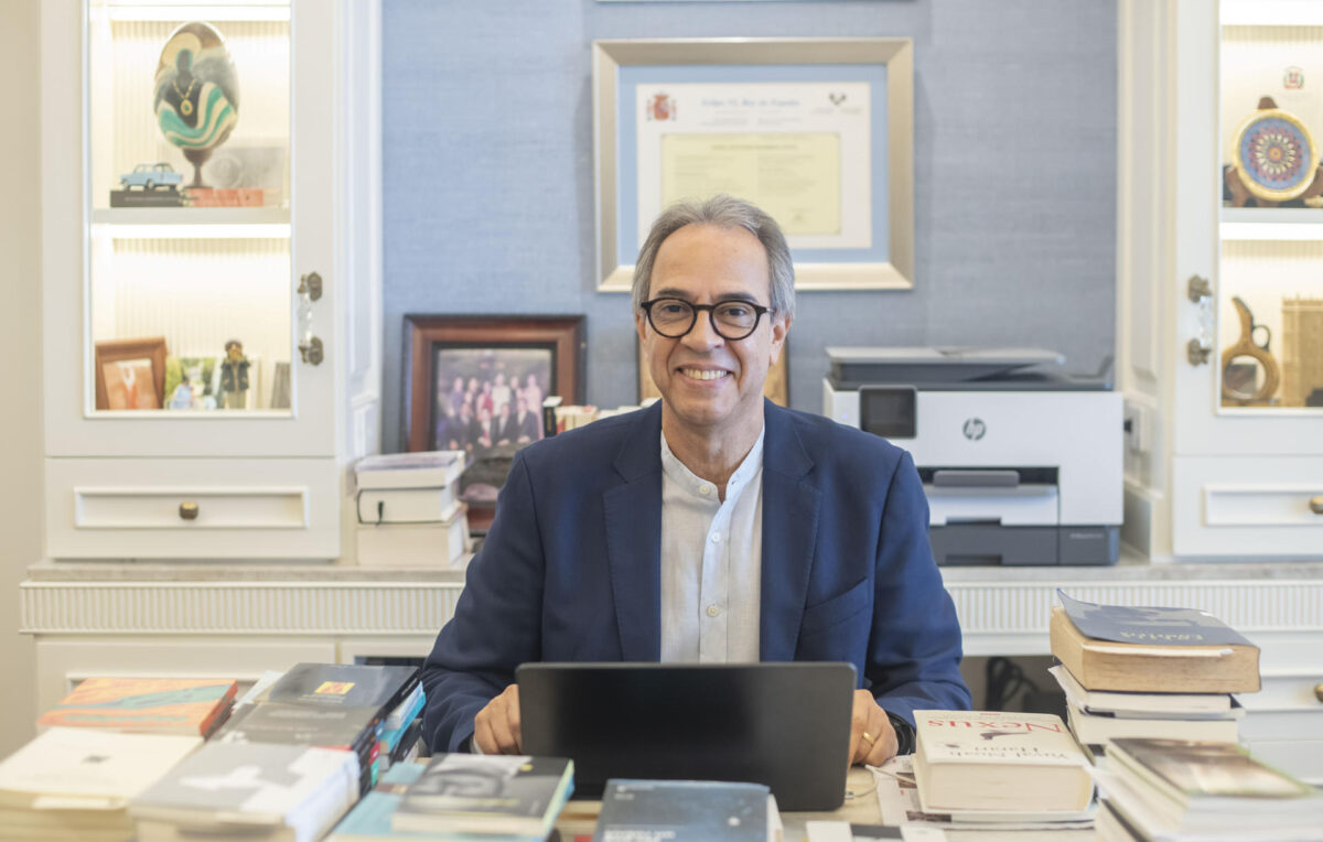 El reconocido poeta dominicano José Mármol, quién será la figura homenajeada en la XXVII Feria Internacional del Libro de Santo Domingo, durante una entrevista con EFE el 20 de septiembre de 2026. EFE/Eddy Vittini