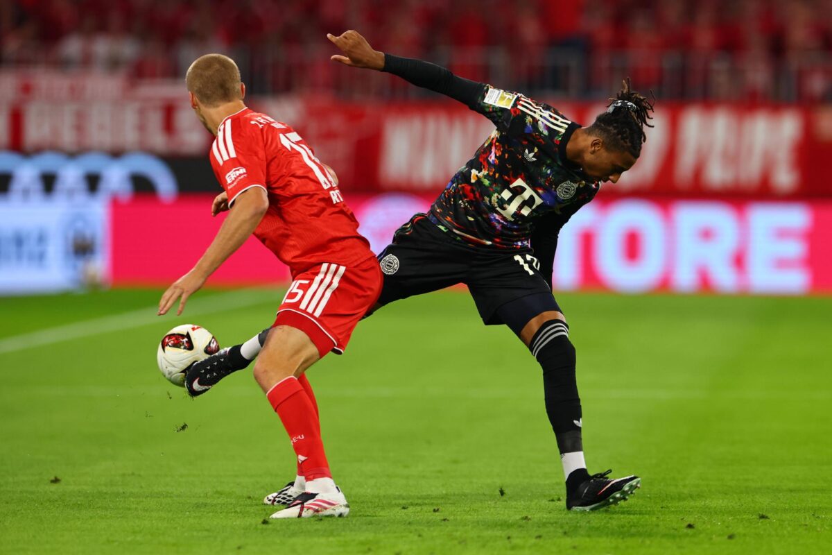 Tom Rothe, del Union Berlin (I), y Michael Olise, del Bayern, durante el partido del Bayern Múnich contra el Union Berlin in Munich. EFE/EPA/ANNA SZILAGYI