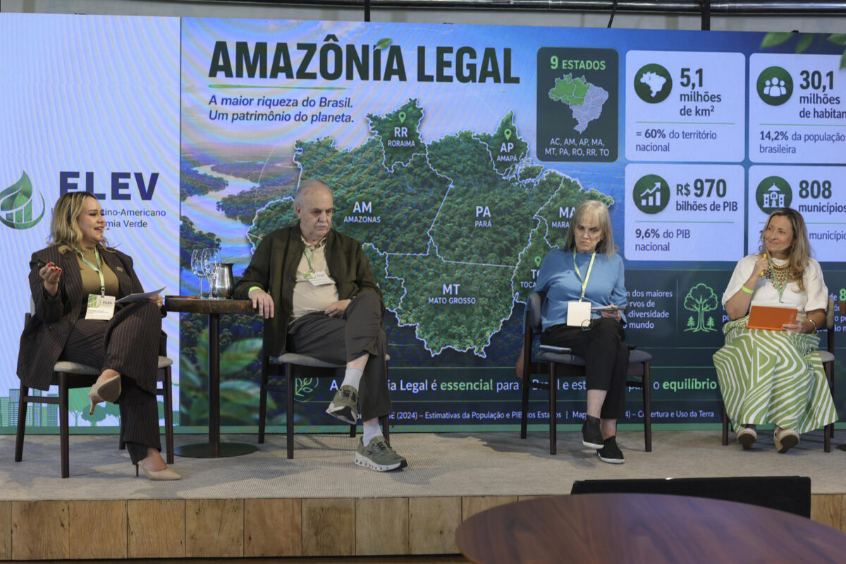 El científico brasileño Carlos Nobre asiste junto a la secretaria ejecutiva del Consorcio Amazônia Legal, Vanessa Duarte (i), la moderadora y periodista Daniela Chiaretti (2-d) y la directora ejecutiva del centro de investigación WRI Brasil, Mirela Sandrini, en la cuarta edición del Foro Latinoamericano de Economía Verde (FLEV). EFE/ Sebastiao Moreira