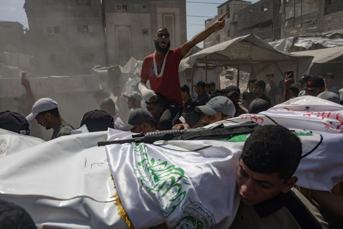 Un grupo de personas traslada el cuerpo de Mohammed al-Yazouri durante su funeral en el oeste de Jan Yunis, en el sur de la Franja de Gaza, el 11 de septiembre de 2026. Al-Yazouri, identificado como comandante de la Brigada de Jan Yunis de Hamás, murió durante un ataque aéreo israelí en el sur de Gaza el 10 de septiembre. EFE/EPA/HAITHAM IMAD