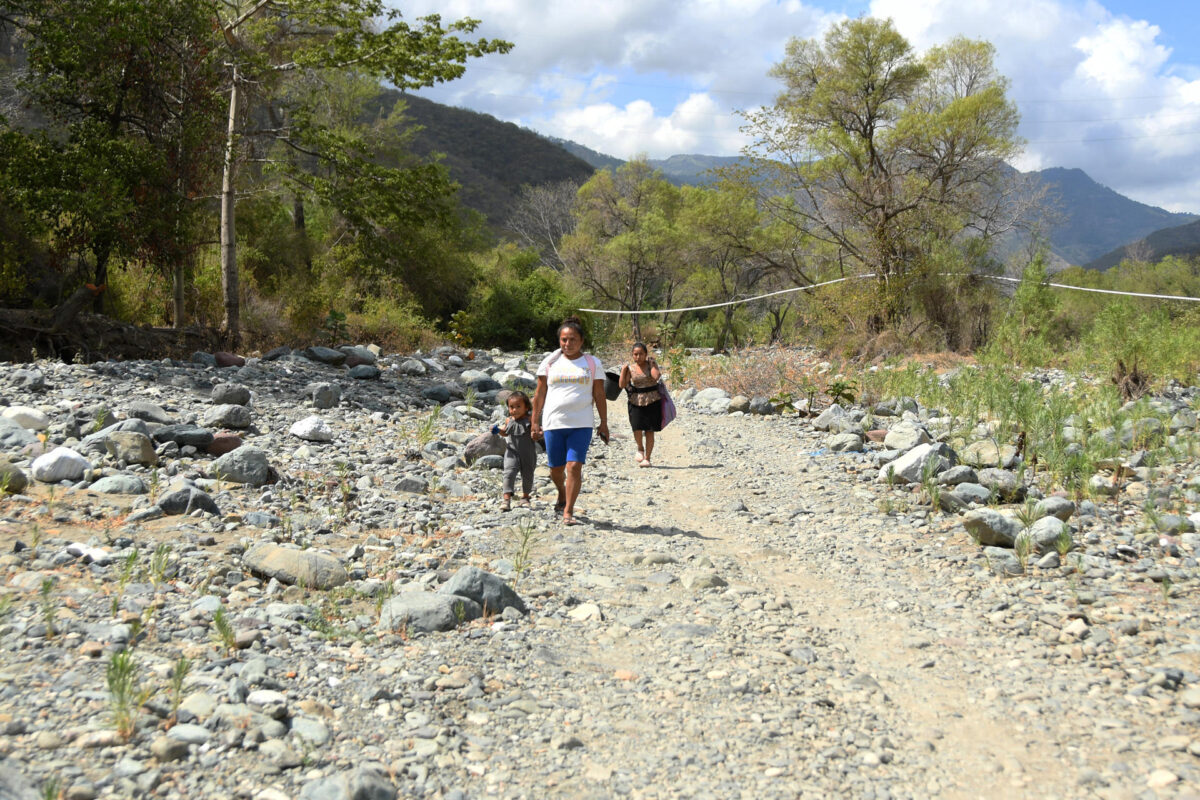 Personas caminando cerca de la rivera del río Las Ovejas durante la temporada de sequía en El Jícaro (Guatemala). EFE/ Alex Cruz