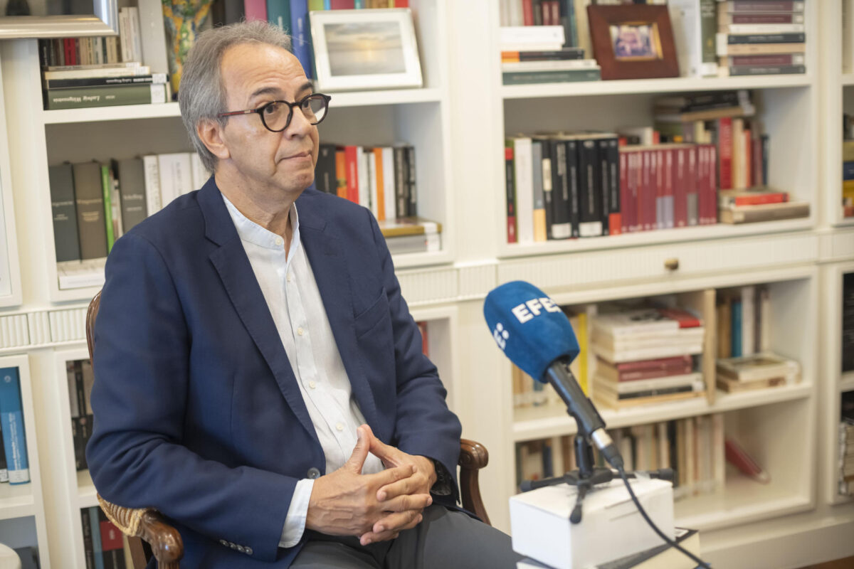 El reconocido poeta dominicano José Mármol, quién será la figura homenajeada en la XXVII Feria Internacional del Libro de Santo Domingo, durante una entrevista con EFE el 20 de septiembre de 2026. EFE/Eddy Vittini
