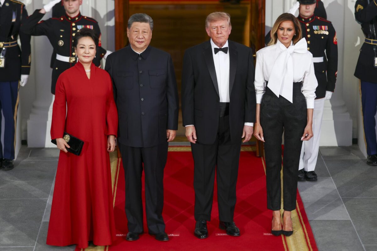 (De izq. a der.) La primera dama de China, Peng Liyuan; el presidente chino, Xi Jinping; el presidente de EE. UU., Donald Trump; y la primera dama, Melania Trump, posan en el Pórtico Norte antes de la cena de Estado en la Casa Blanca en Washington D. C., EE. UU., el 24 de septiembre de 2026. La visita de Estado de tres días del presidente Xi es la primera que realiza a Washington D. C. en 11 años. EFE/EPA/JIM LO SCALZO