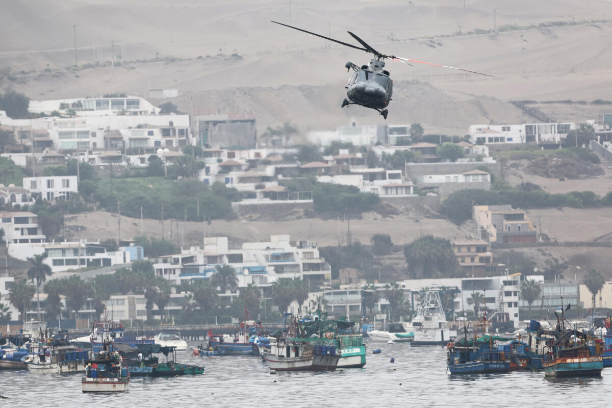 Integrantes de fuerzas navales de varios países realizan un ejercicio de asistencia humanitaria como parte de las maniobras militares Unitas 2026, que reúnen a fuerzas militares de 23 países en la playa Miramar al norte de Lima (Perú). EFE/ Paolo Aguilar