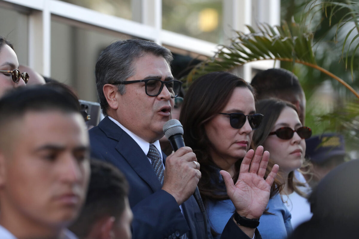 El expresidente de Honduras Juan Orlando Hernández (3-i) fue captado este 1 de septiembre, al dirigirse a la presa y a seguidores, antes de una audiencia del proceso por presunto fraude y lavado de activos, en Tegucigalpa (Honduras). EFE/Gustavo Amador