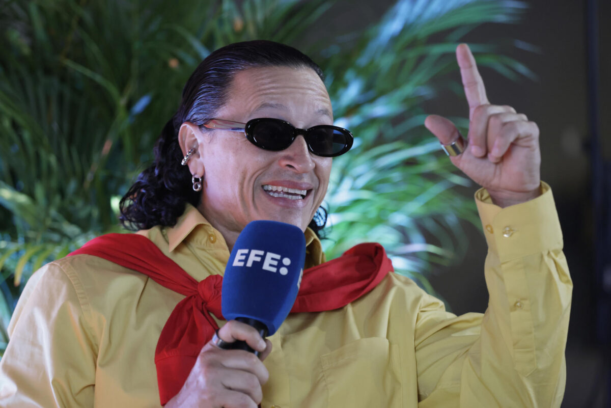 El cantante estadounidense Elvis Crespo habla durante una entrevista con EFE este miércoles, en Bogotá (Colombia). EFE/ Carlos Ortega