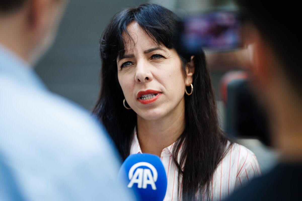 La candidata principal del partido de izquierda (Die Linke) a la Cámara de Representantes de Berlín en las elecciones de 2026, Elif Eralp, habla durante una entrevista con la agencia turca Anadolu tras una conferencia de prensa con representantes de La Izquierda (Die Linke) en la Conferencia de Prensa Federal en Berlín, Alemania, el 21 de septiembre de 2026. Las elecciones a la Cámara de Representantes de Berlín y al parlamento estatal de Mecklemburgo-Pomerania Occidental se celebraron el 20 de septiembre de 2026. (Elecciones, Alemania) EFE/EPA/CLEMENS BILAN