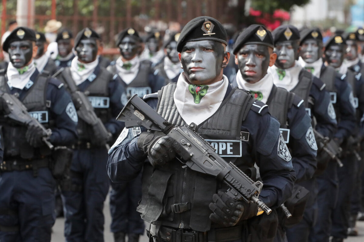 Integrantes de las Fuerzas Especiales de la Policía Nacional de Honduras participan en la conmemoración de los 205 años de la independencia de Honduras de la Corona española, este martes en Tegucigalpa (Honduras). EFE/ Gustavo Amador