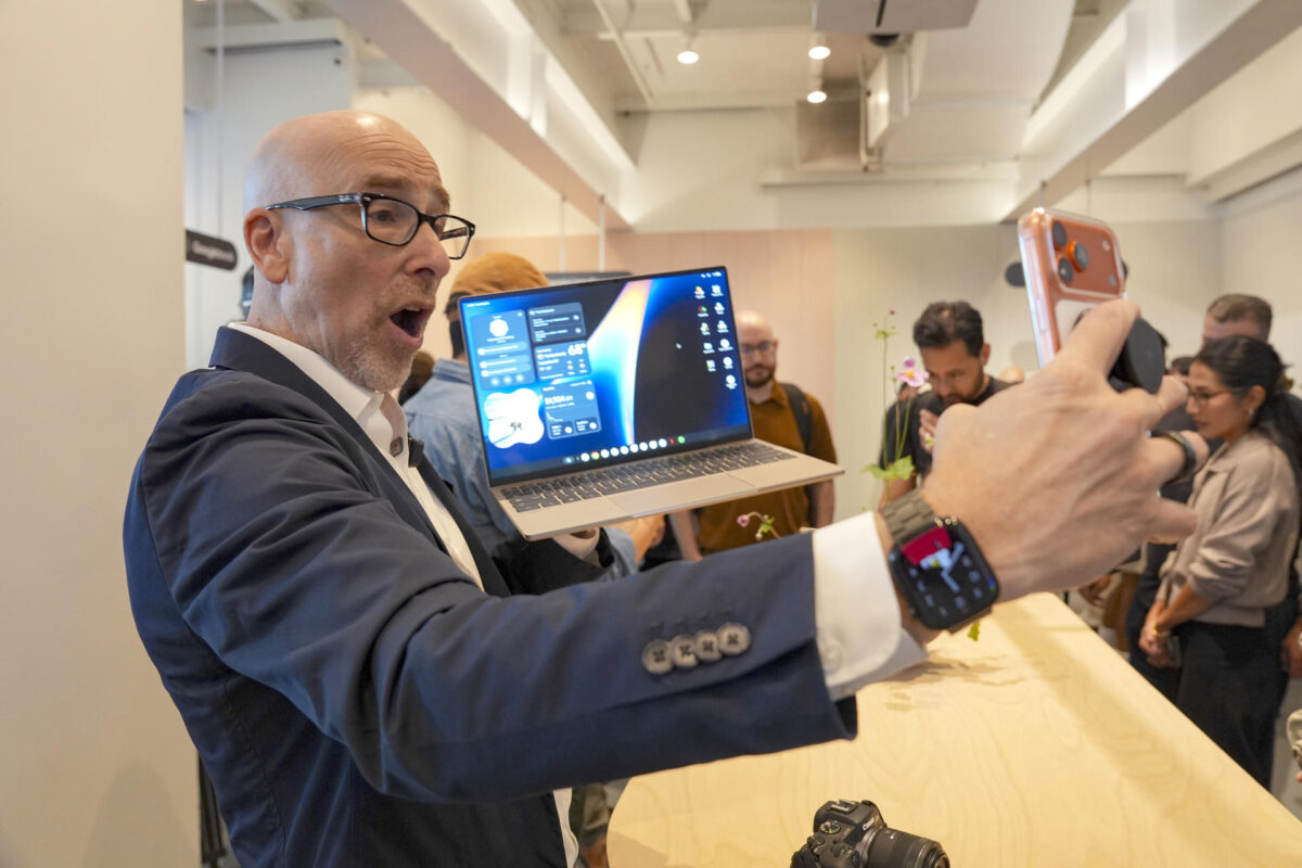 Fotografía de archivo que muestra a una persona posando con un Googlebook en Nueva York (Estados Unidos). EFE/ Ángel Colmenares