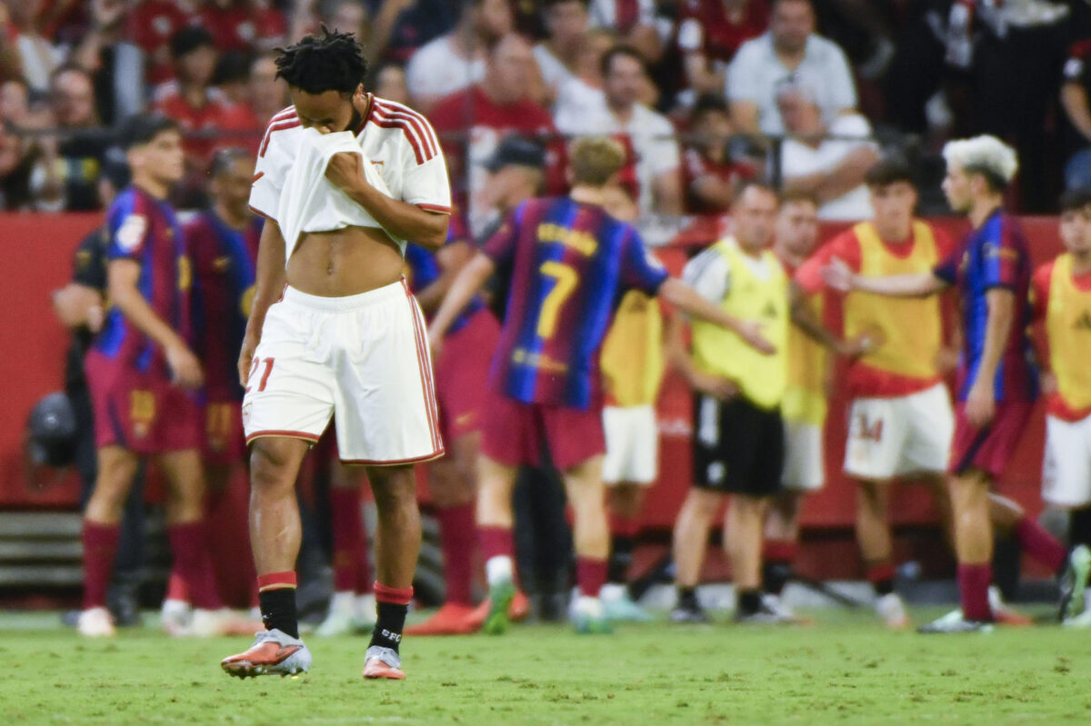 El lateral del Sevilla Gabriel Suazo tras encajar el 1-2, durante el partido de LaLiga que Sevilla FC y FC Barcelona disputaron en el estadio Ramón Sánchez-Pizjuán. EFE/Raúl Caro