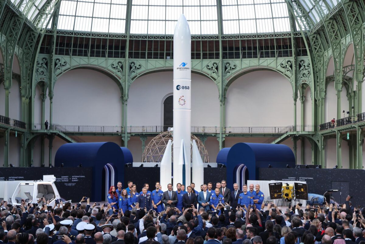 El presidente de Francia, Emmanuel Macron, el astronauta francés de la Agencia Espacial Europea (ESA), Thomas Pesquet, y el primer ministro de Grecia, Kyriakos, posan este miércoles con astronautas y miembros del programa espacial Vast durante la Cumbre Espacial Internacional en el Grand Palais de París. EFE/EPA/LUDOVIC MARIN / POOL MAXPPP OUT