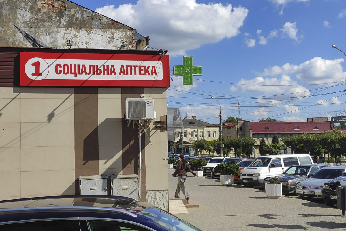 - Los ataques rusos contra los mayores almacenes farmacéuticos de Ucrania, bombardeos que han dejado en lo que va de septiembre cuatro instalaciones afectadas, amenazan con limitar el acceso de la población a medicamentos esenciales. La disponibilidad de algunos medicamentos ya ha disminuido, mientras los distribuidores adaptan su logística a la amenaza de nuevos ataques en medio de la escasez de munición para la defensa aérea. En la imagen, farmacias en la región occidental de Leópolis . EFE/ Rostyslav Averchuk